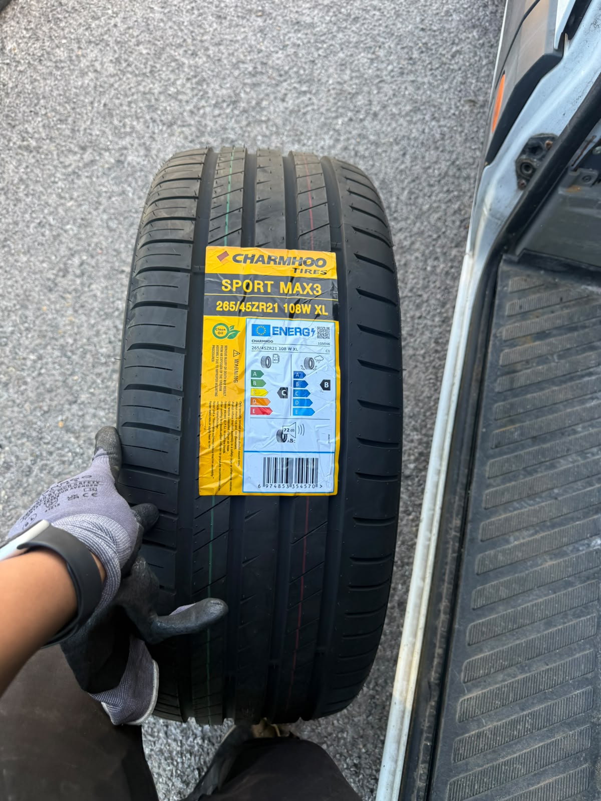 KAJ emergency mobile tyre replacement service